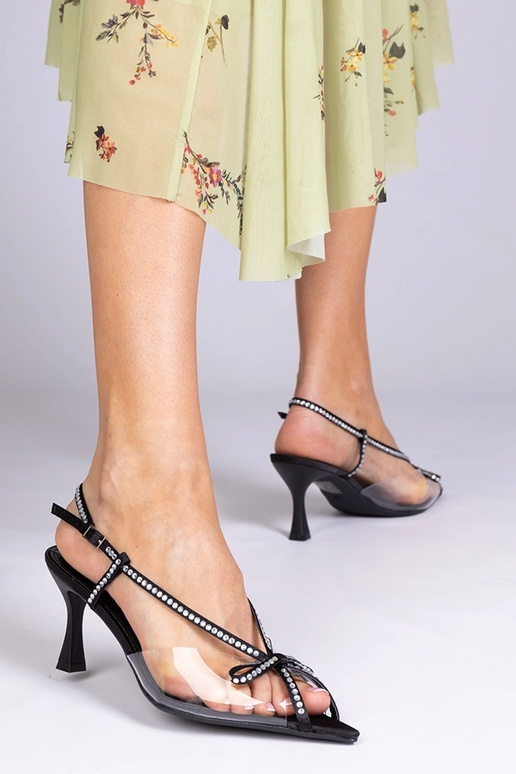 Mustad läbipaistvad sandaalid...