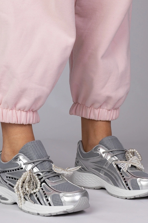 Hõbedased spordijalatsid...