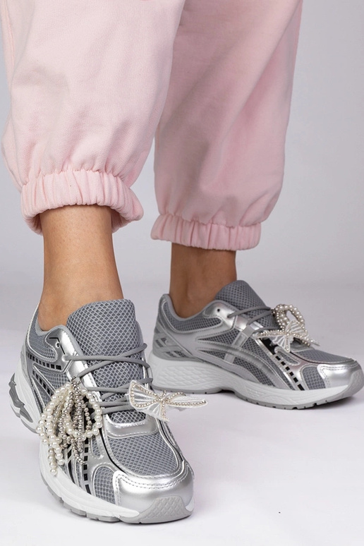 Hõbedased spordijalatsid...