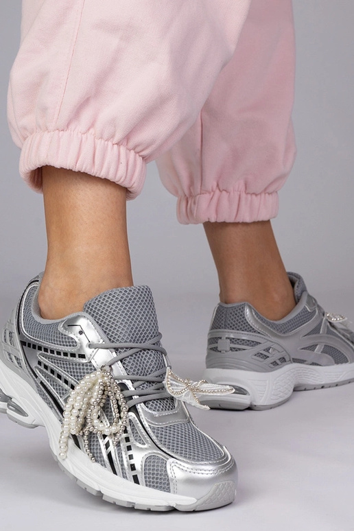 Hõbedased spordijalatsid...