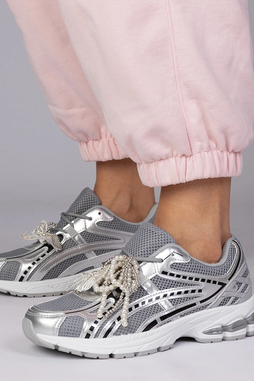 Hõbedased spordijalatsid...