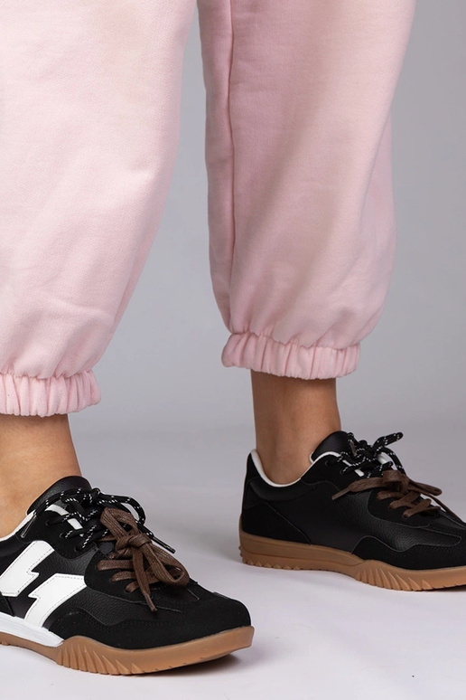 Mustad spordijalatsid värviliste...