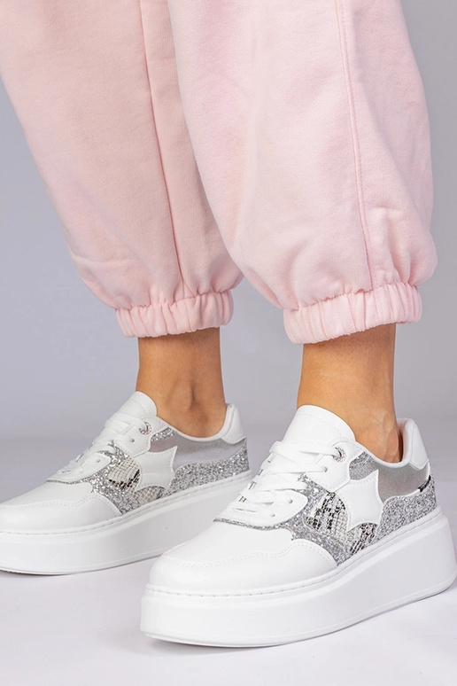 Valged spordijalatsid sädelevate ja...