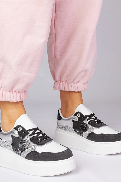 Mustad spordijalatsid sädelevate ja...