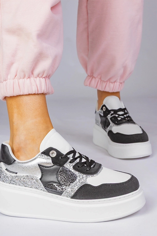 Mustad spordijalatsid sädelevate ja...