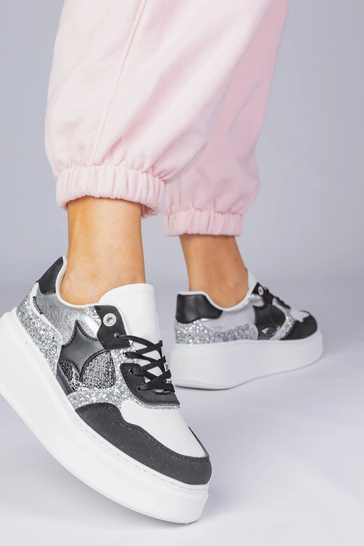 Mustad spordijalatsid sädelevate ja...