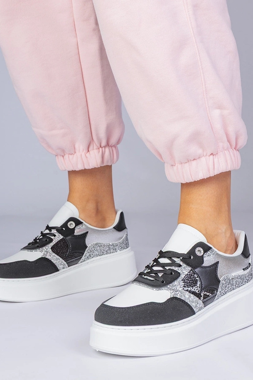 Mustad spordijalatsid sädelevate ja...