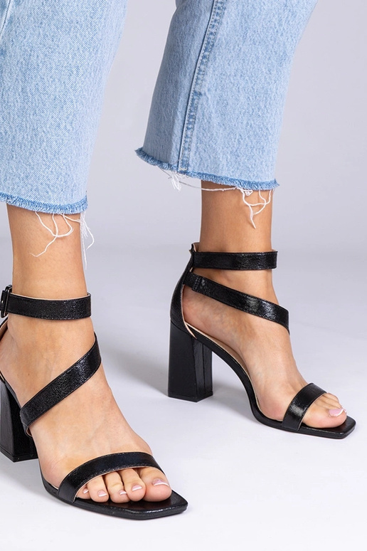 Mustad sandaalid kunstnahast...