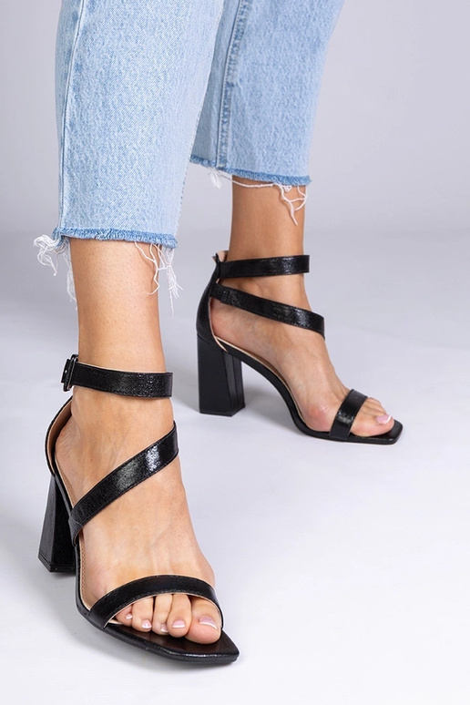 Mustad sandaalid kunstnahast...