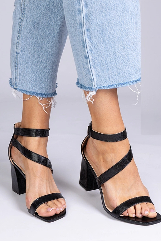 Mustad sandaalid kunstnahast...