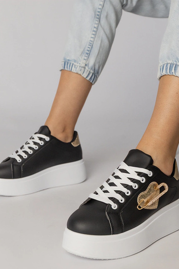 Mustad spordijalatsid...