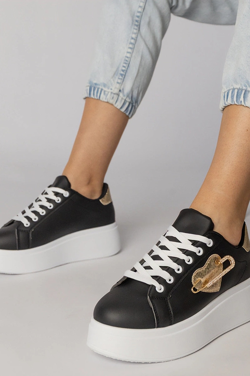 Mustad spordijalatsid südamekujuga...