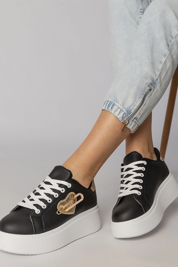 Mustad spordijalatsid... 2