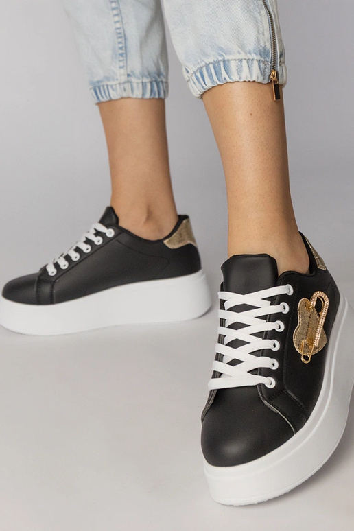 Mustad spordijalatsid südamekujuga...