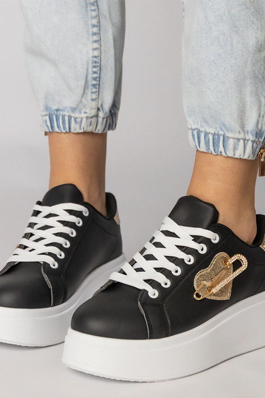 Mustad spordijalatsid südamekujuga...