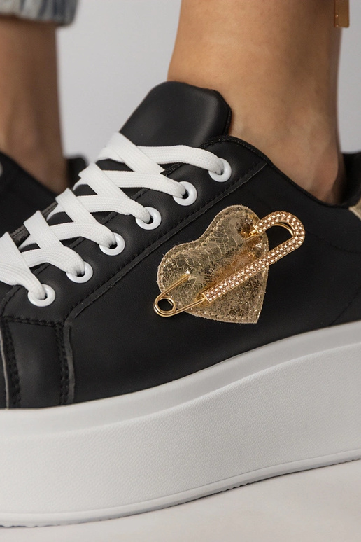 Mustad spordijalatsid südamekujuga...