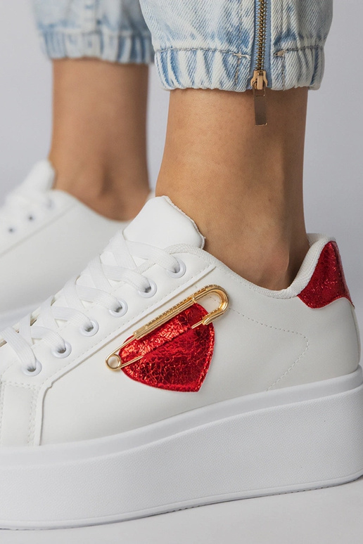 Valged spordijalatsid punase...