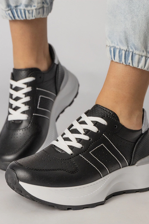 Mustad spordijalatsid hõbedase...