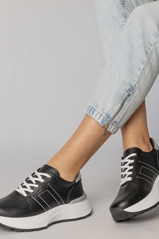 Mustad spordijalatsid hõbedase...