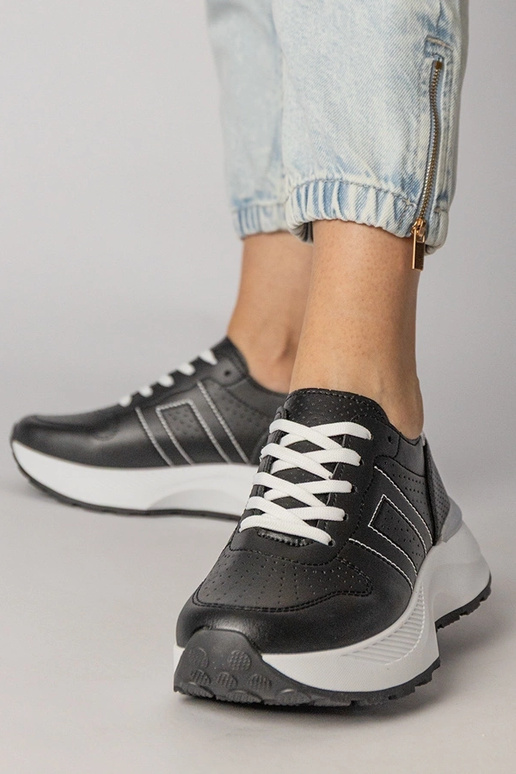 Mustad spordijalatsid hõbedase...