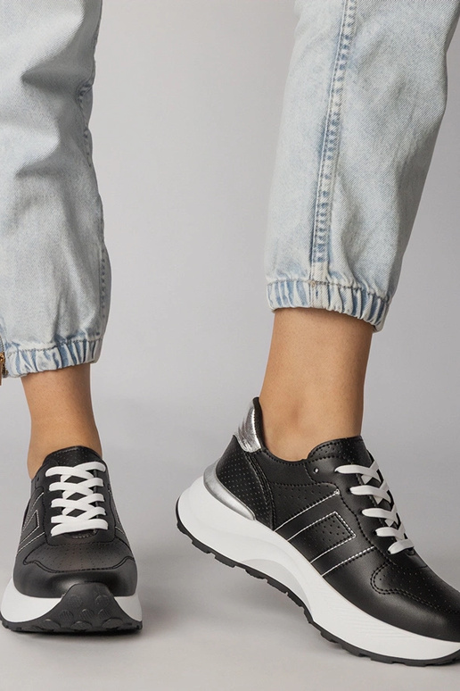 Mustad spordijalatsid hõbedase...