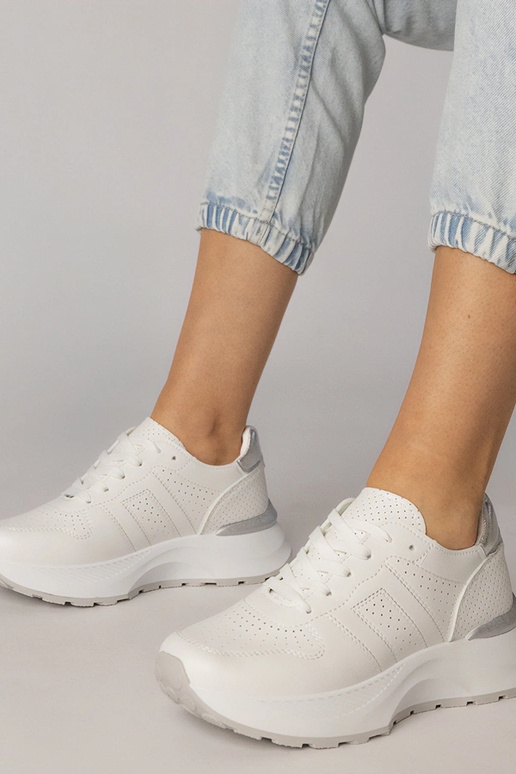 Valged sportlikud jalanõud hõbedase...