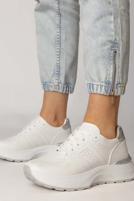 Valged sportlikud jalanõud hõbedase...