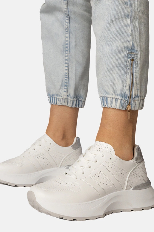 Valged sportlikud jalanõud hõbedase...