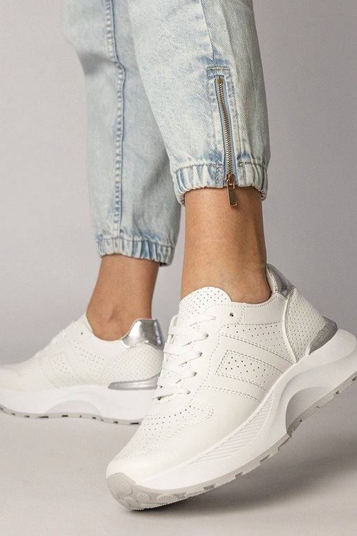 Valged sportlikud jalanõud hõbedase...