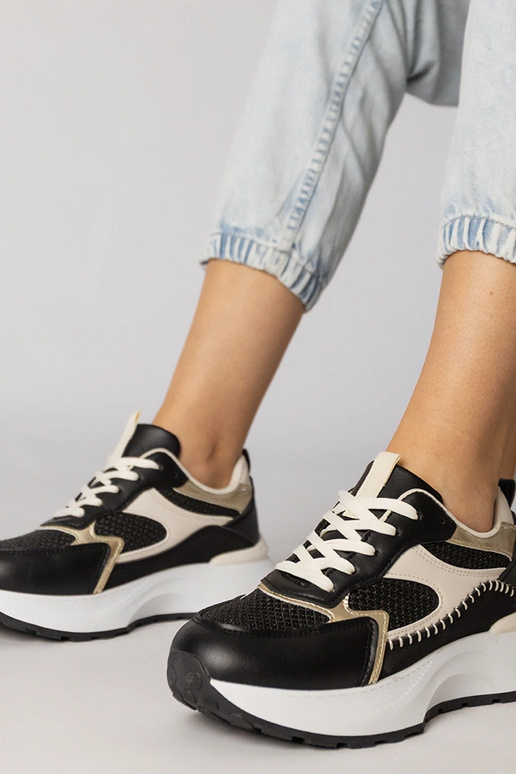 Mustad sportlikud jalanõud punutud...