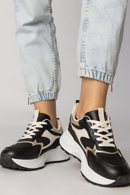 Mustad sportlikud jalanõud punutud...