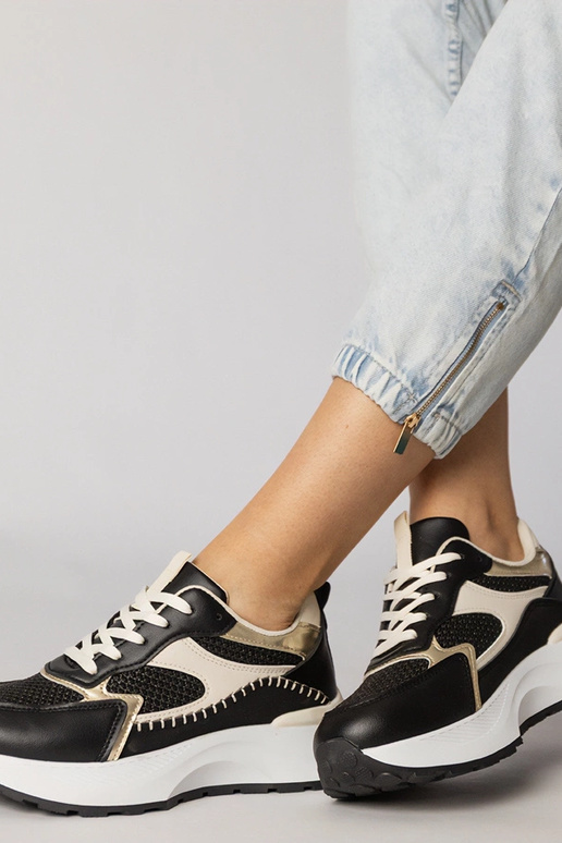 Mustad sportlikud jalanõud punutud...