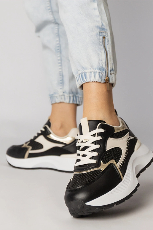 Mustad sportlikud jalanõud punutud...