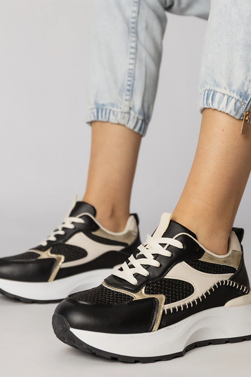 Mustad sportlikud jalanõud punutud...