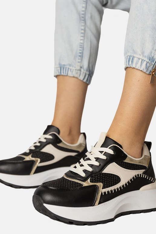 Mustad sportlikud jalanõud punutud...