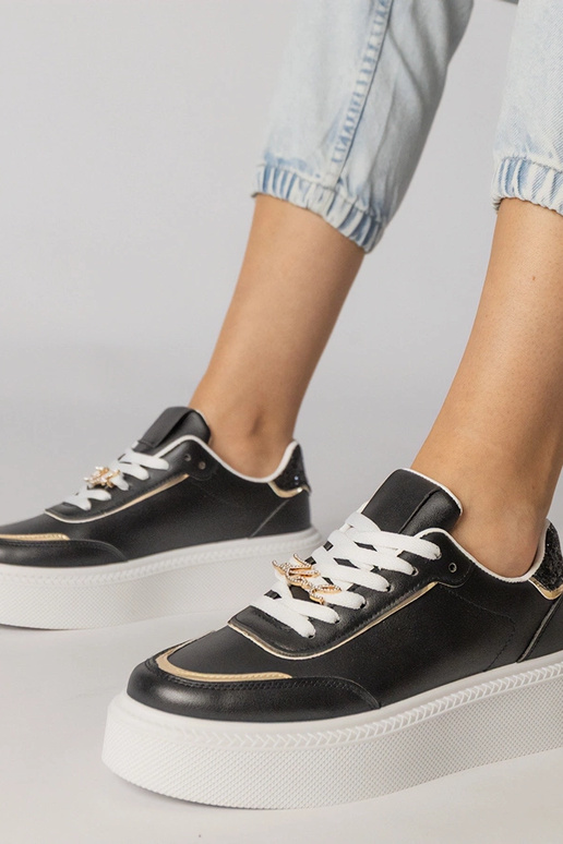 Mustad sportlikud jalanõud sädelevate...