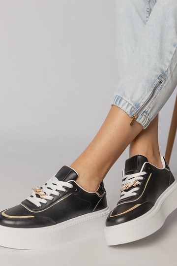 Mustad sportlikud jalanõud... 2