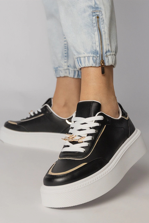 Mustad sportlikud jalanõud sädelevate...