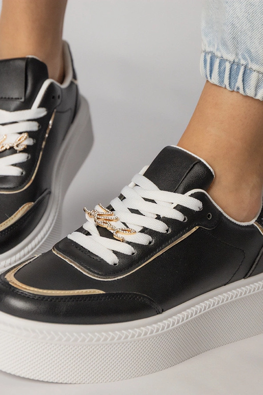 Mustad sportlikud jalanõud sädelevate...