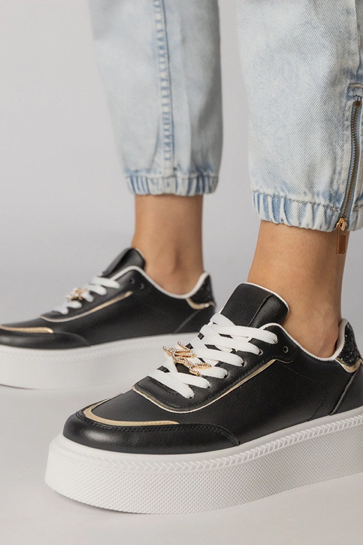 Mustad sportlikud jalanõud sädelevate...