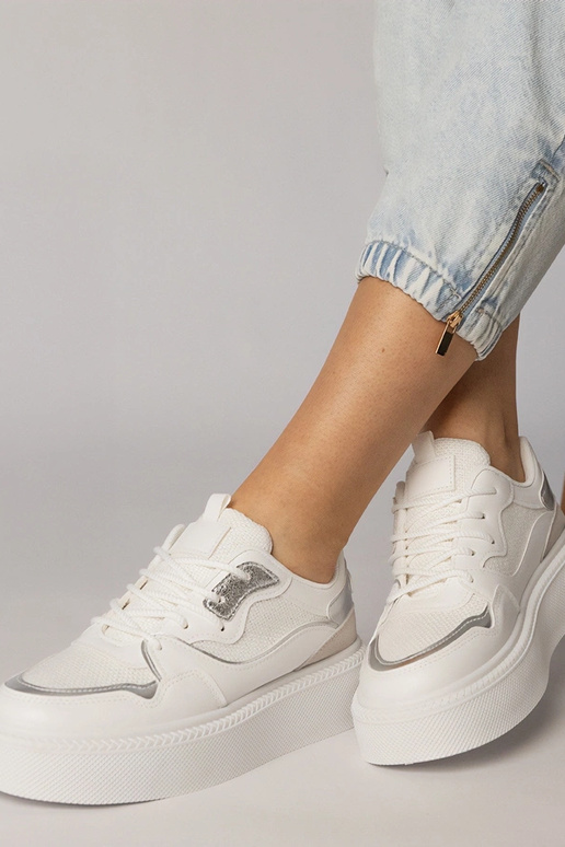 Valged sportlikud jalanõud kangast...