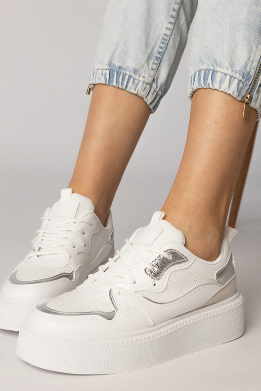 Valged sportlikud jalanõud kangast...