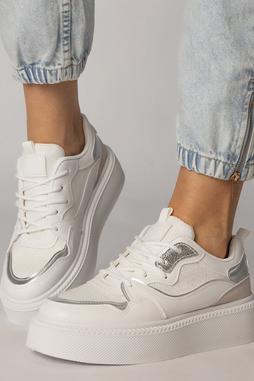 Valged sportlikud jalanõud kangast...