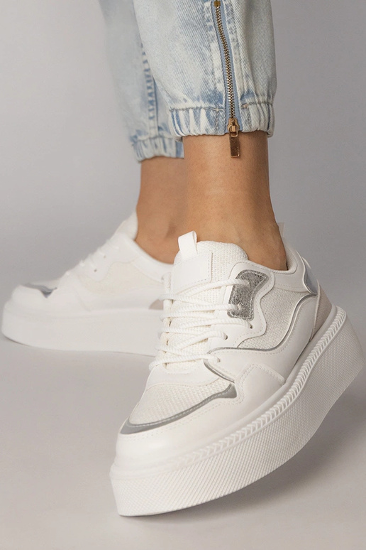 Valged sportlikud jalanõud kangast...