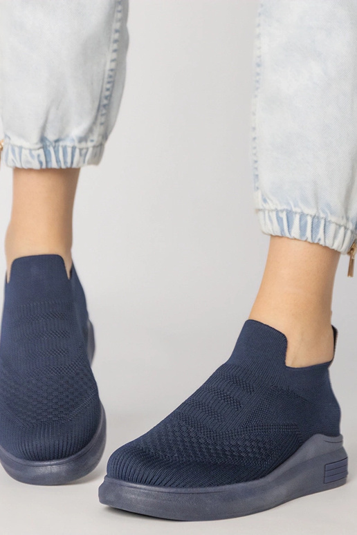 Tumedalt sinised jalatsid, mis on...