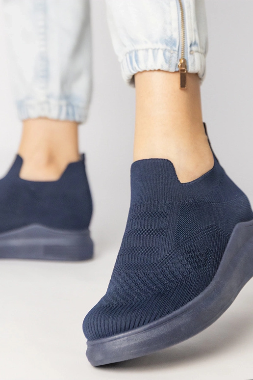 Tumedalt sinised jalatsid, mis on...