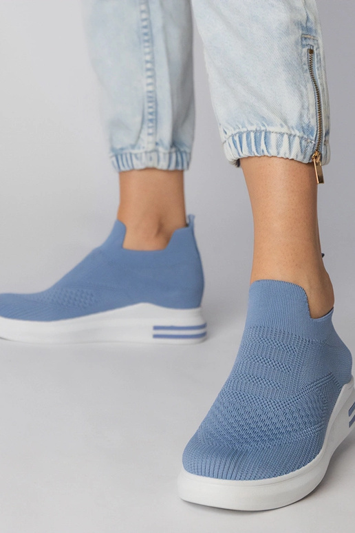 Sinised jalatsid, mis on jalga...