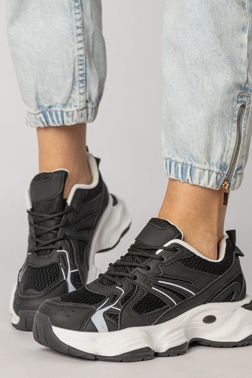 Mustad sportlikud jalanõud paksu...