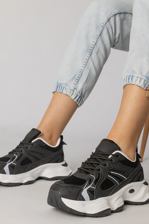 Mustad sportlikud jalanõud paksu...