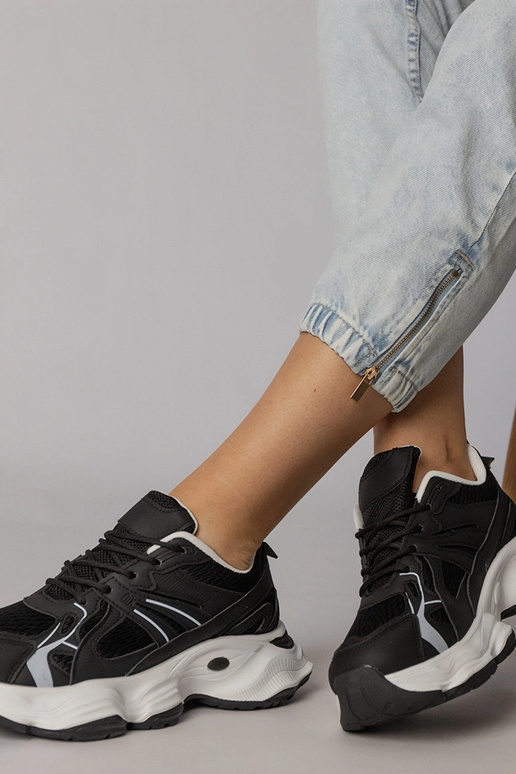 Mustad sportlikud jalanõud paksu...